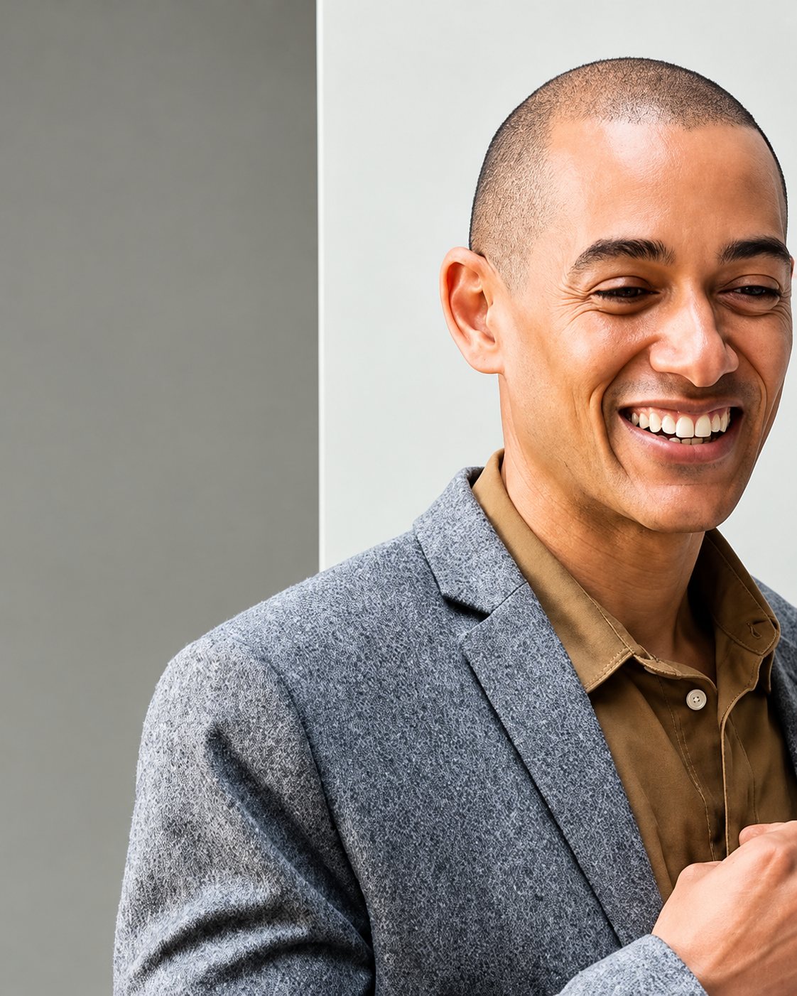 Homme souriant en veste grise, en pleine conversation